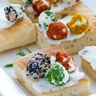 focaccia con patate con palline di caprimo aromatico