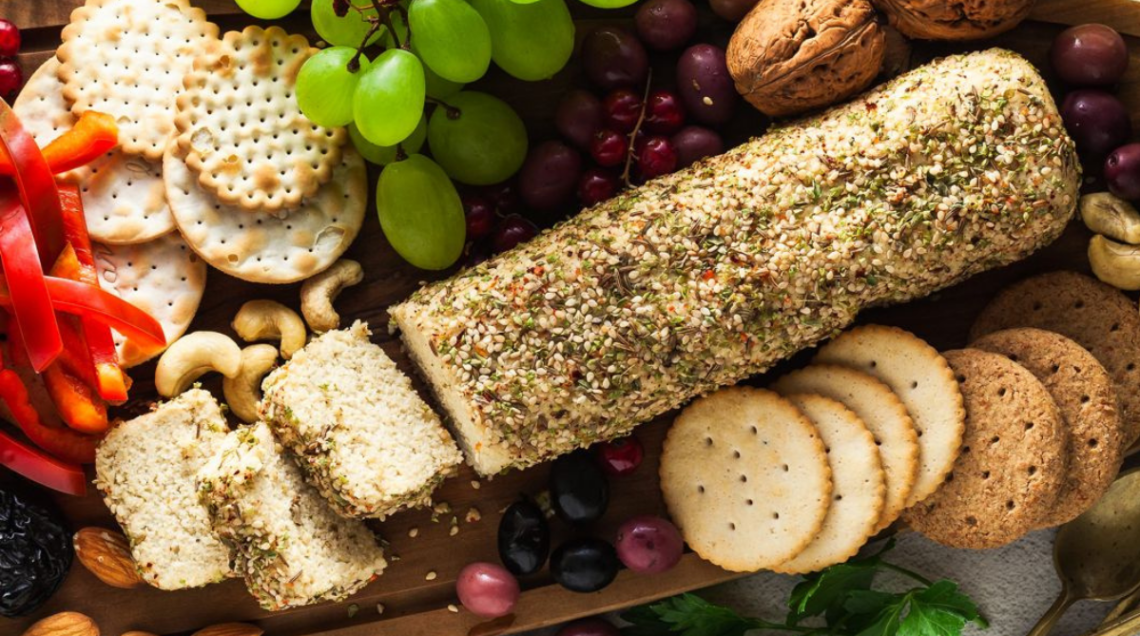 formaggi vegani con frutta e crackers