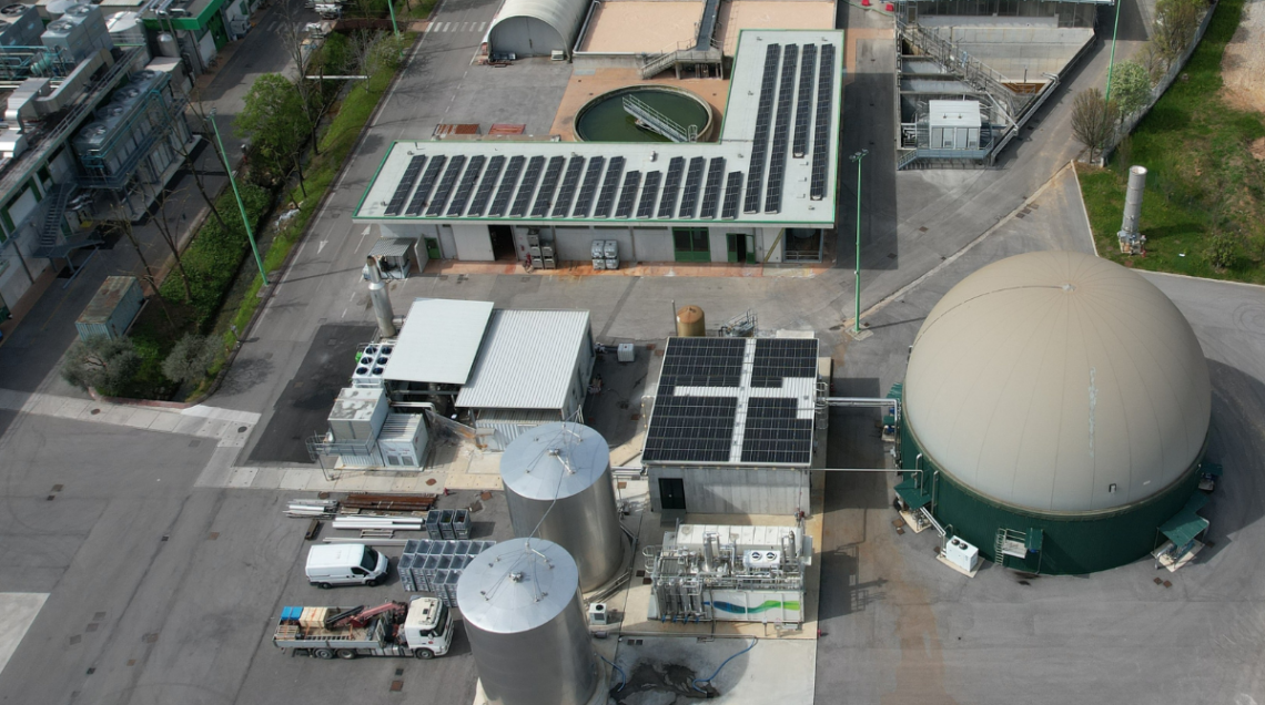 Veduta aerea dello stabilimento Nonno Nanni con impianto fotovoltaico e impianto biogas.