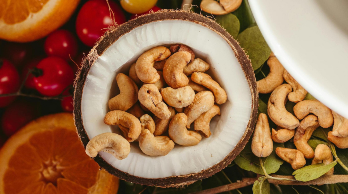 formaggio vegano preparato con olio di cocco e anacardi