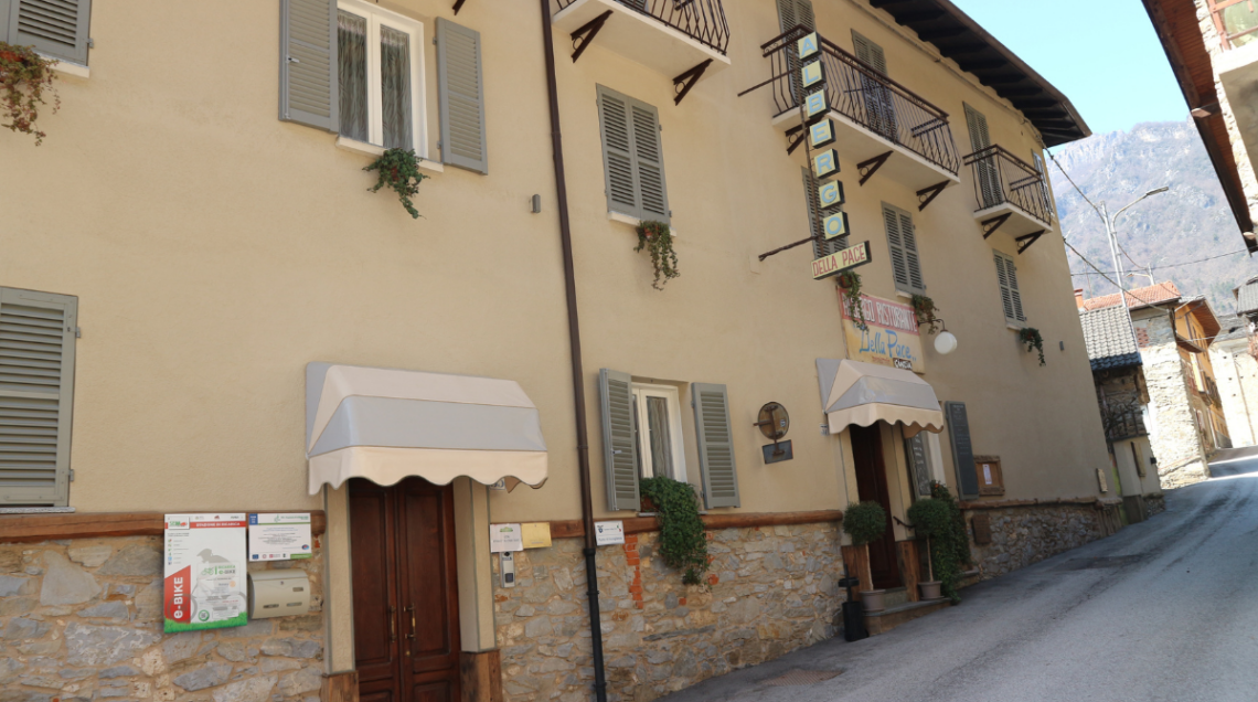 Ingresso dell'Albergo Ristorante Della Pace a Pradleves con insegna verticale.
