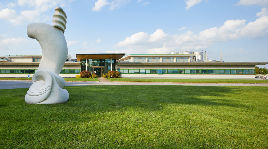 Facciata esterna dello stabilimento Latteria del Montello Nonno Nanni con scultura a forma di goccia di latte.