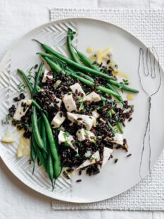 Riso nero con primosale marinato e fagiolini croccanti
