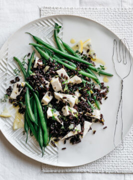 Riso nero con primosale marinato e fagiolini croccanti