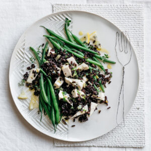 Riso nero con primosale marinato e fagiolini croccanti