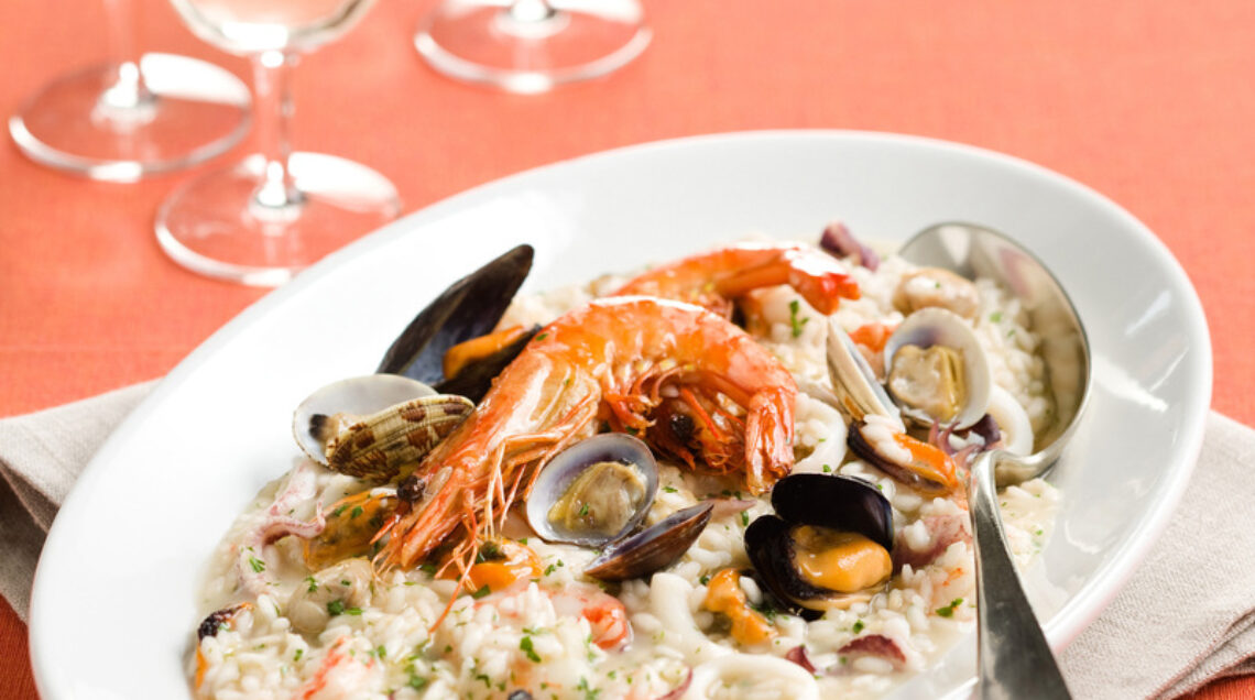 risotto con frutti di mare su un piatto