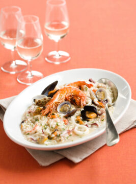 risotto con frutti di mare su un piatto