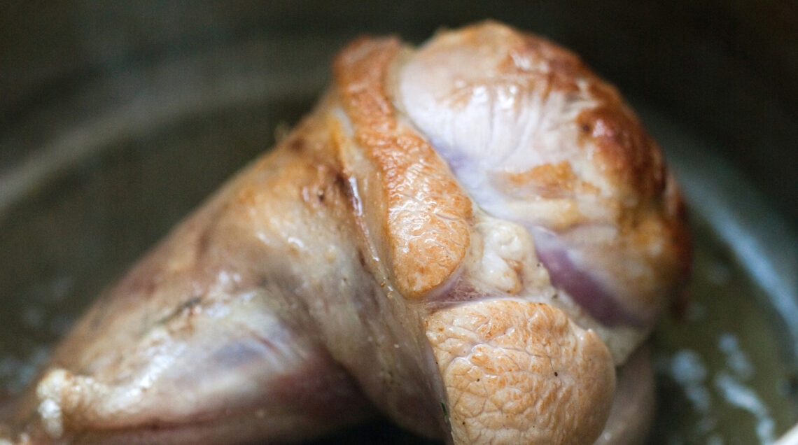 Stinchetto in salsa allo zafferano con bietoline