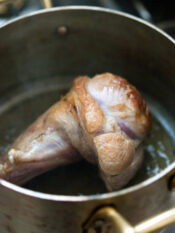 Stinchetto in salsa allo zafferano con bietoline