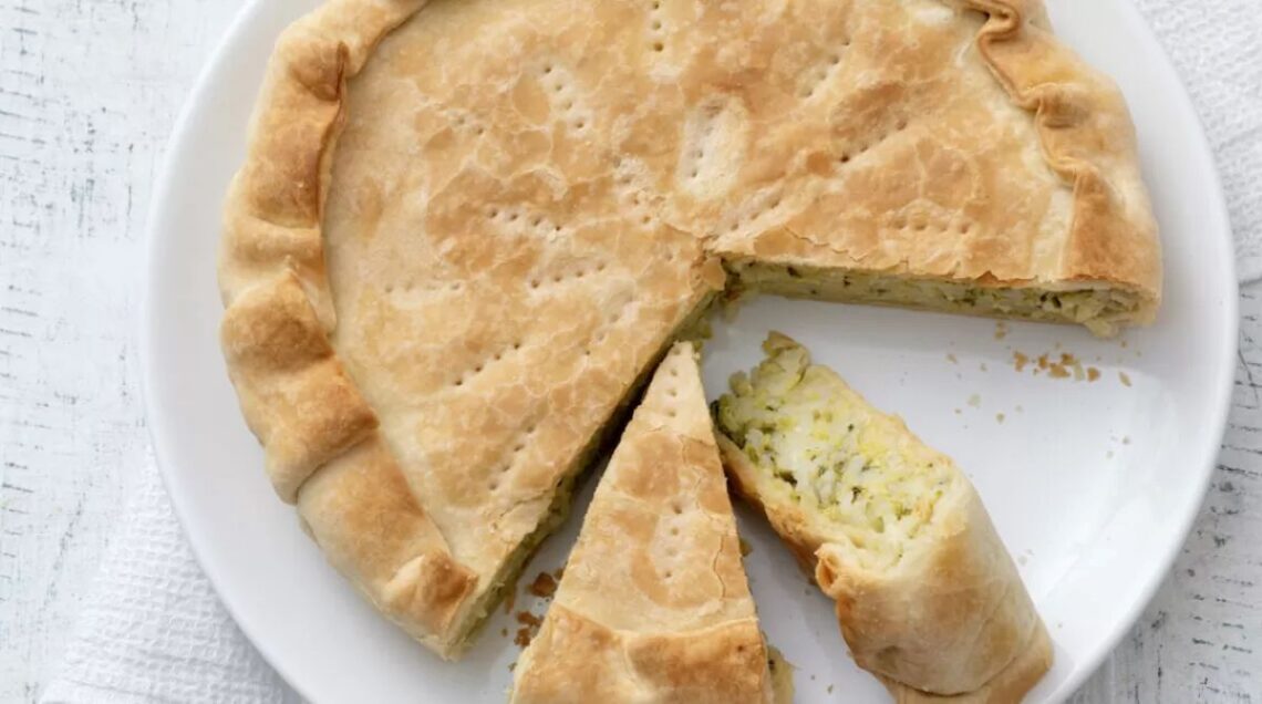torta salata di sfoglia con zucchine disposta su un piatto