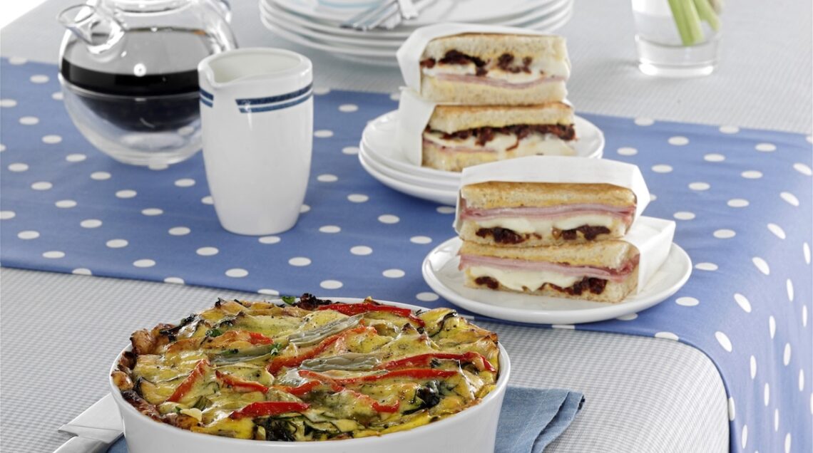 Tavolo con torta salata, toast e caffè