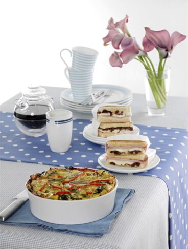 Tavolo con torta salata, toast e caffè