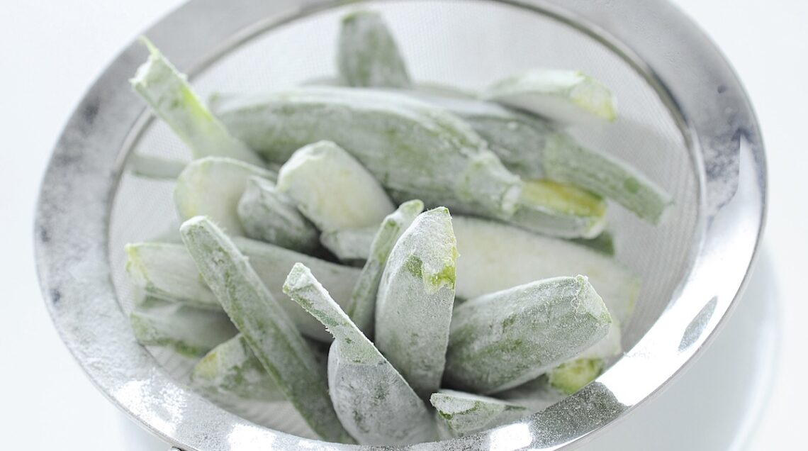 zucchine infarinate in un colino