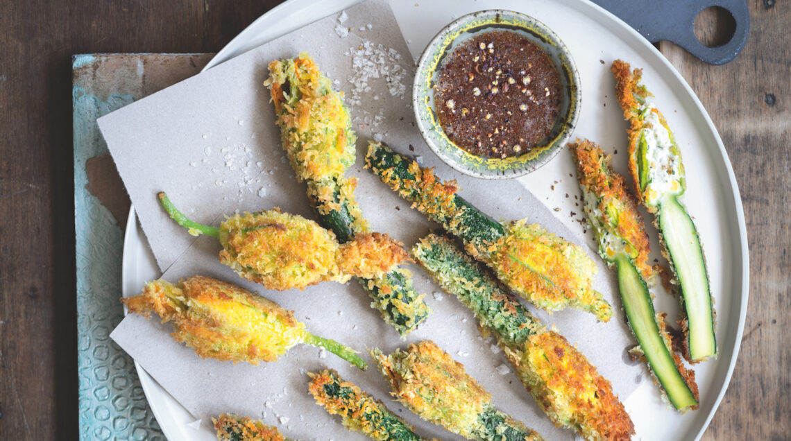 Zucchinette ripiene di ricotta ed erbe fritte nel panko con miele piccante