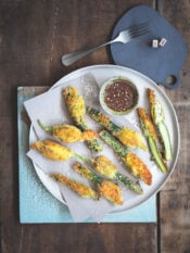 Zucchinette ripiene di ricotta ed erbe fritte nel panko con miele piccante