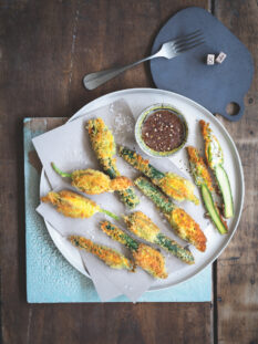 Zucchinette ripiene di ricotta ed erbe fritte nel panko con miele piccante