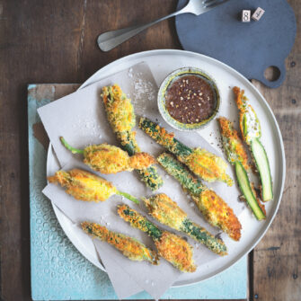 Zucchinette ripiene di ricotta ed erbe fritte nel panko con miele piccante