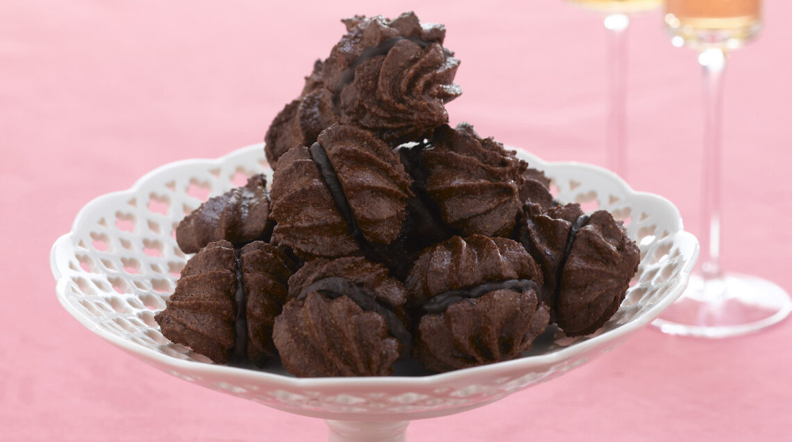 baci di alassio con nocciole, miele e cioccolato
