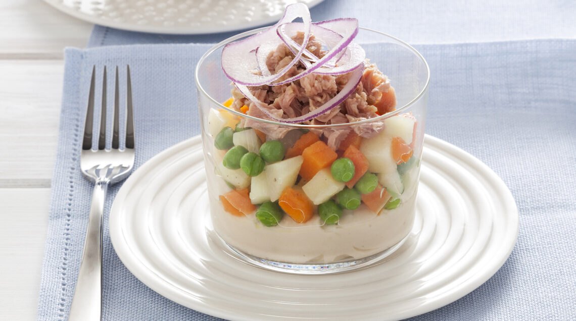 Finger food al bicchiere con cannellini, tonno e verdure