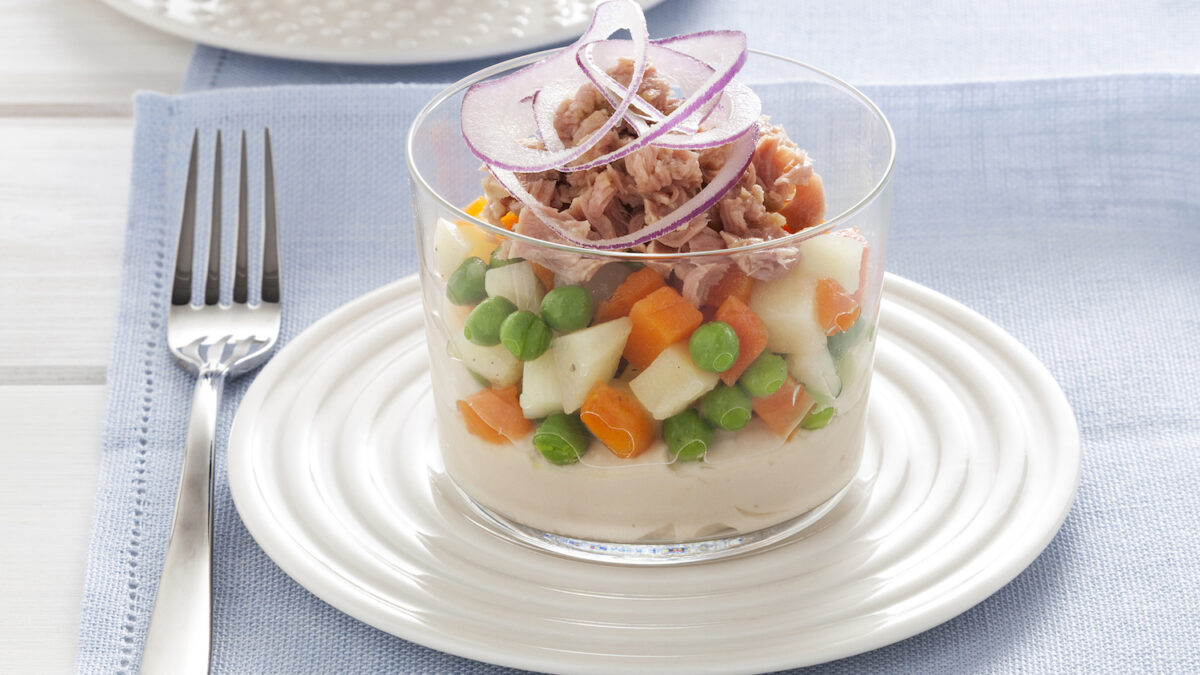 Finger food al bicchiere con cannellini, tonno e verdure