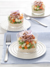 Finger food al bicchiere con cannellini, tonno e verdure