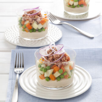 Finger food al bicchiere con cannellini, tonno e verdure