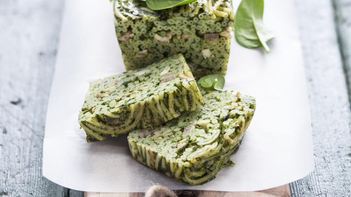 Terrina di bucatini al coniglio con pesto leggero di spinaci