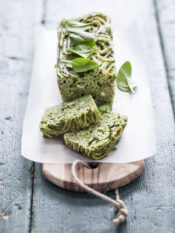 Terrina di bucatini al coniglio con pesto leggero di spinaci
