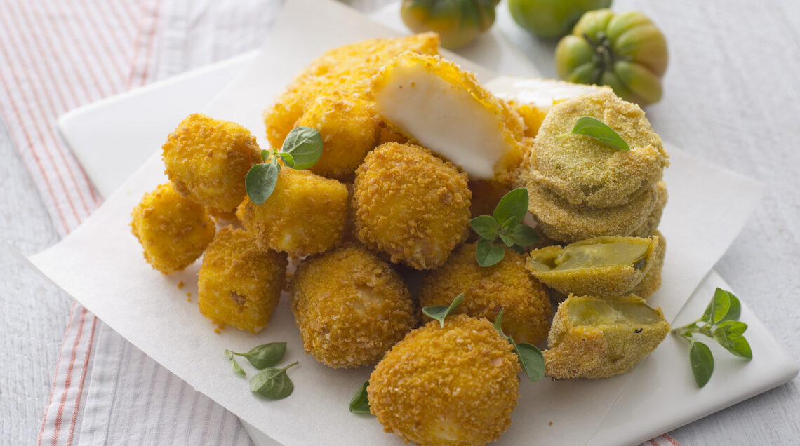 Fritto misto di formaggi e pomodori verdi croccanti