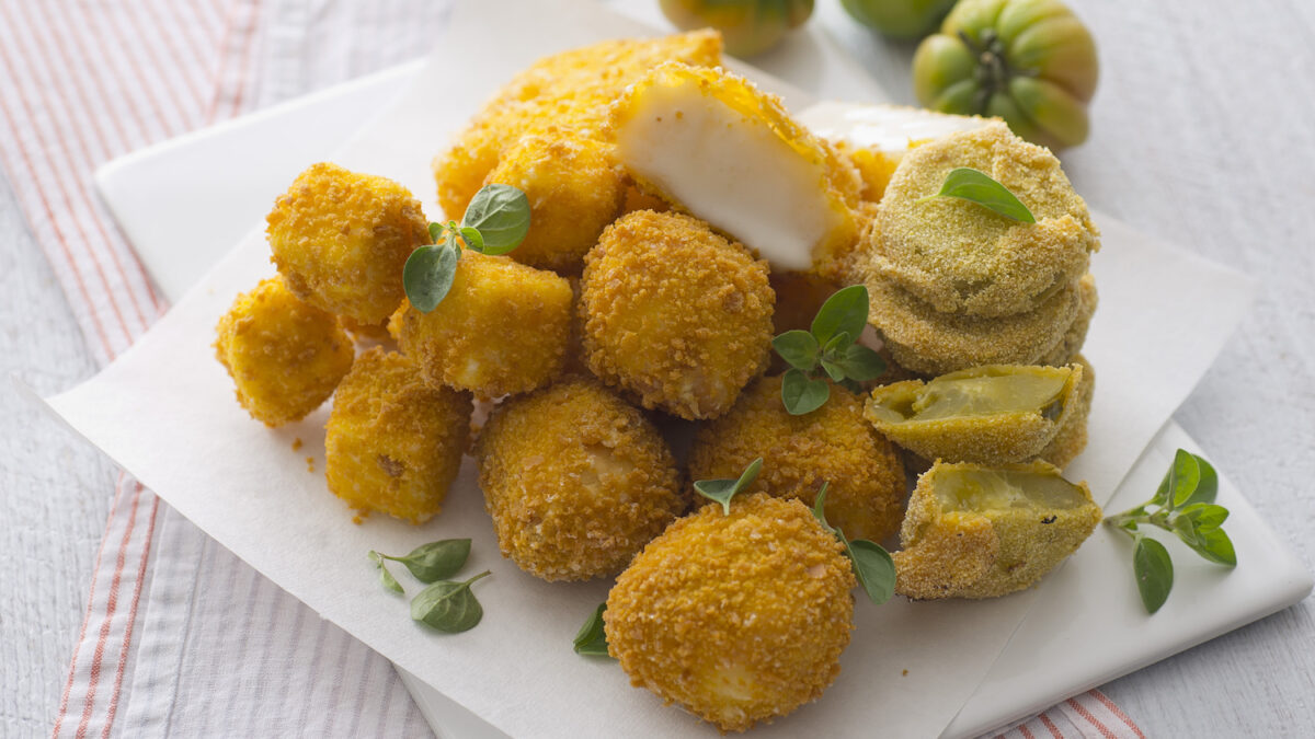 Fritto misto di formaggi e pomodori verdi croccanti