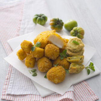 Fritto misto di formaggi e pomodori verdi croccanti