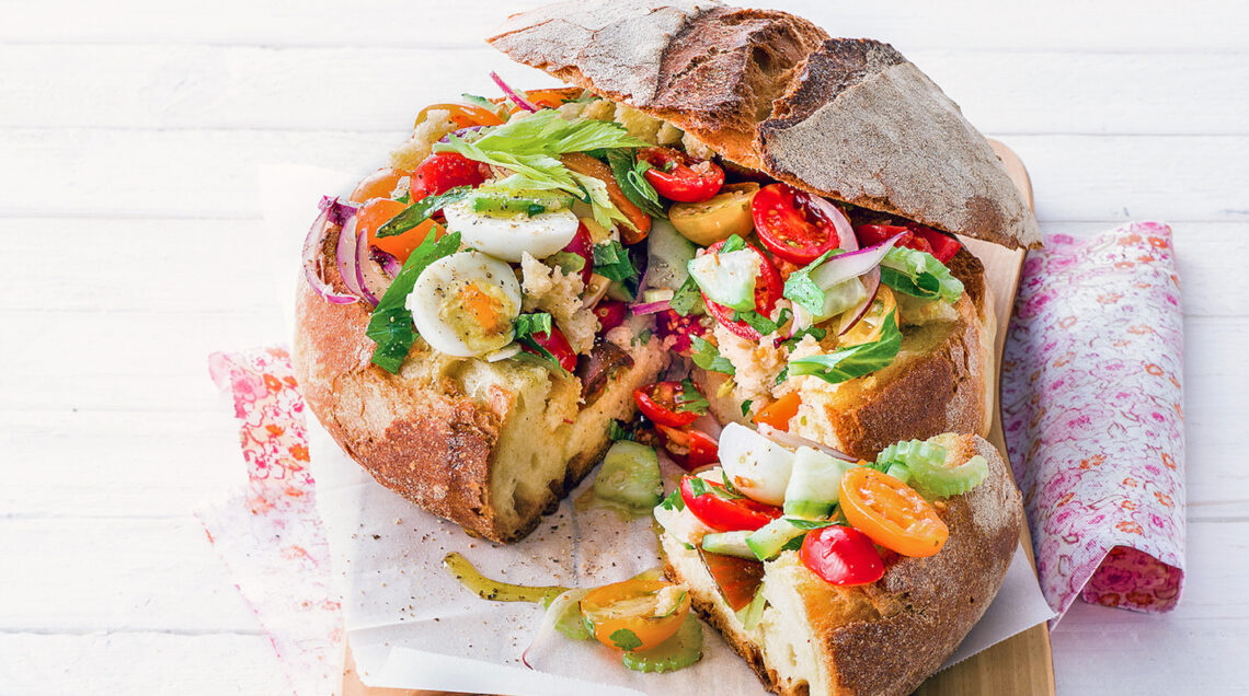 Pane di Altamura farcito con panzanella e uova di quaglia