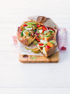 Pane di Altamura farcito con panzanella e uova di quaglia