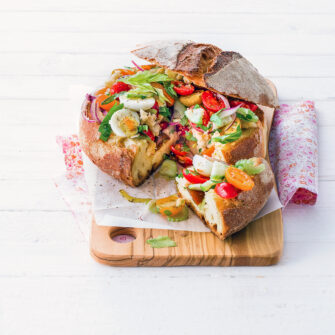 Pane di Altamura farcito con panzanella e uova di quaglia