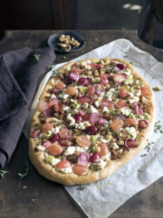 Pizza gourmet con ricotta, uva rosata e cipollotti rossi