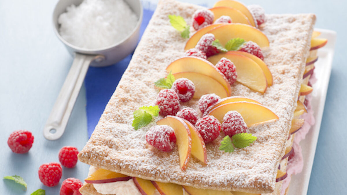Millefoglie di gelato con pesche e lamponi