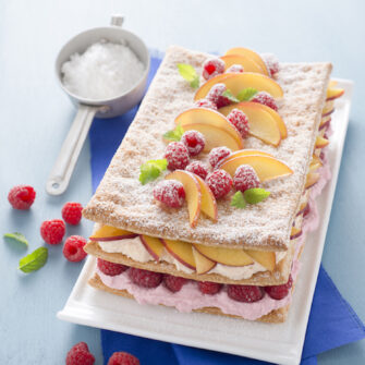 Millefoglie di gelato con pesche e lamponi