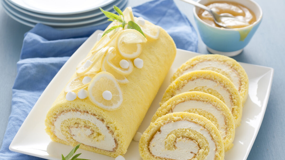 Rotolo morbido al limoncello farcito con cuore di gelato