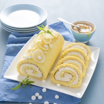Rotolo morbido al limoncello farcito con cuore di gelato