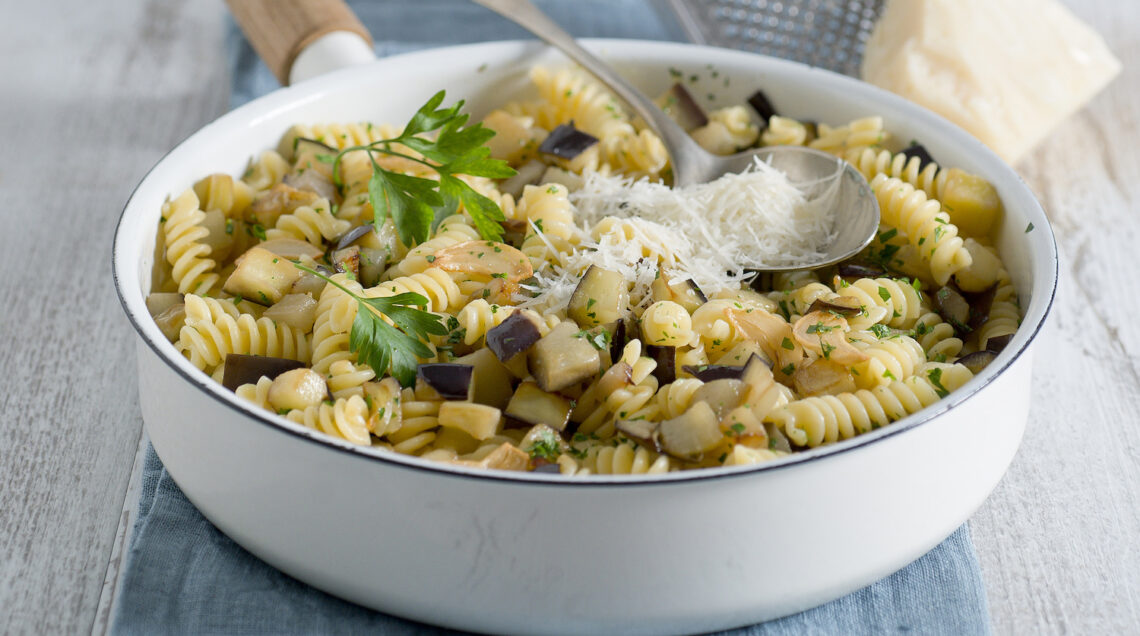 Fusilli rustici con melanzane, prezzemolo e pecorino sardo piccante