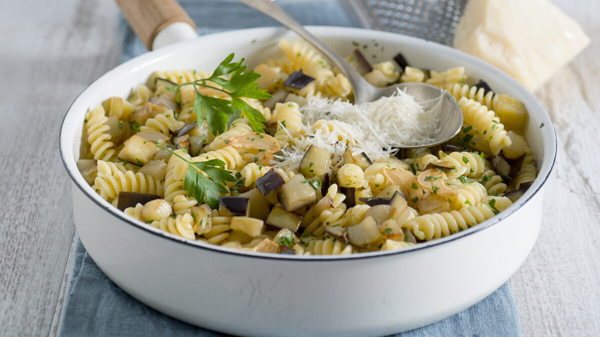 Fusilli rustici con melanzane, prezzemolo e pecorino sardo piccante