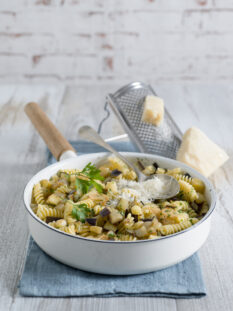 Fusilli rustici con melanzane, prezzemolo e pecorino sardo piccante