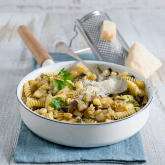 Fusilli rustici con melanzane, prezzemolo e pecorino sardo piccante