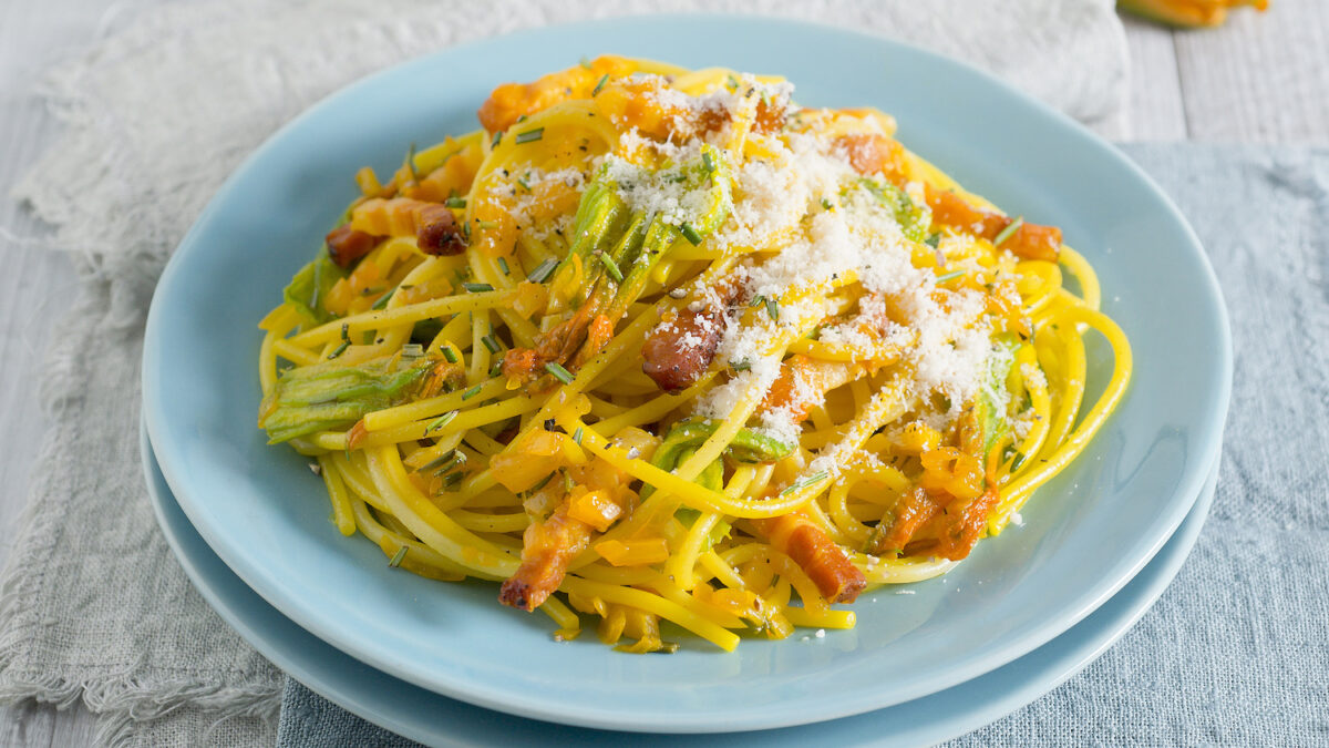 Spaghetti con fiori di zucca, zafferano e pancetta croccante