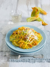 piatto di spaghetti con fiori di zucca, pancetta, grana e zafferano