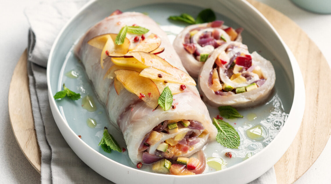 Rotolo di branzino, con fettine di pesca e prugne alla menta