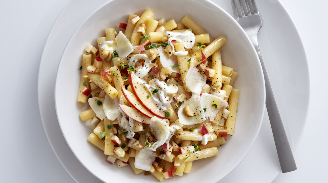Pasta fredda ai quattro formaggi con mele e noci al miele