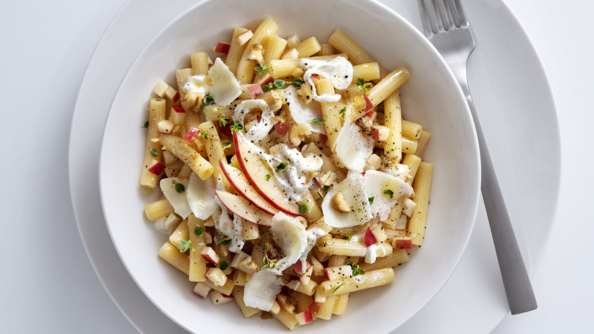 Pasta fredda ai quattro formaggi con mele e noci al miele