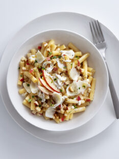 Pasta fredda ai quattro formaggi con mele e noci al miele