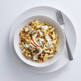 Pasta fredda ai quattro formaggi con mele e noci al miele